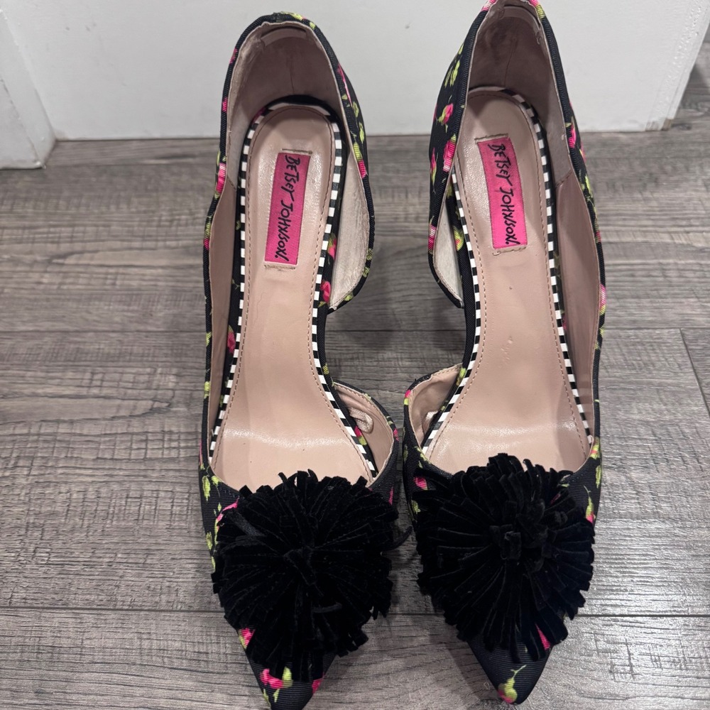 Betsey Johnson Nallye Floral Pom Pom D'Orsay Pumps Black Pink Rose Heels 9